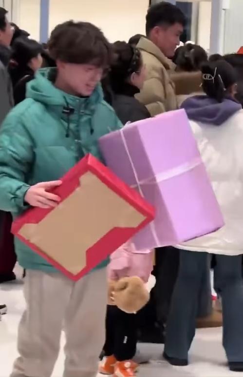 另見有人一手一個盒子,面上掛著笑容。(微博)