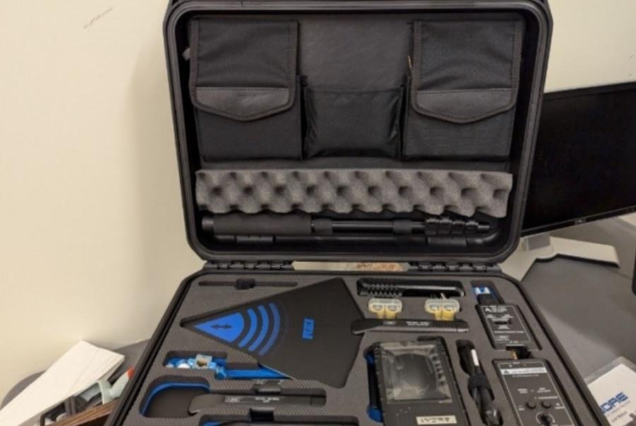 聯邦執法人員數月前分別搜查其住所及客貨車時,起出5萬發9毫米子彈、槍枝,以及化學物品偵測裝備。(美國司法部圖片)
