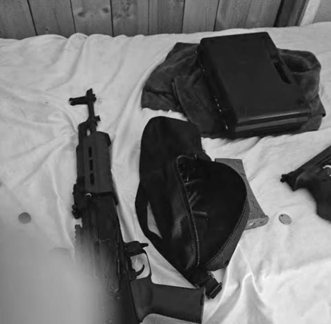 聯邦執法人員數月前分別搜查其住所及客貨車時,起出5萬發9毫米子彈、槍枝,以及化學物品偵測裝備。(美國司法部圖片)