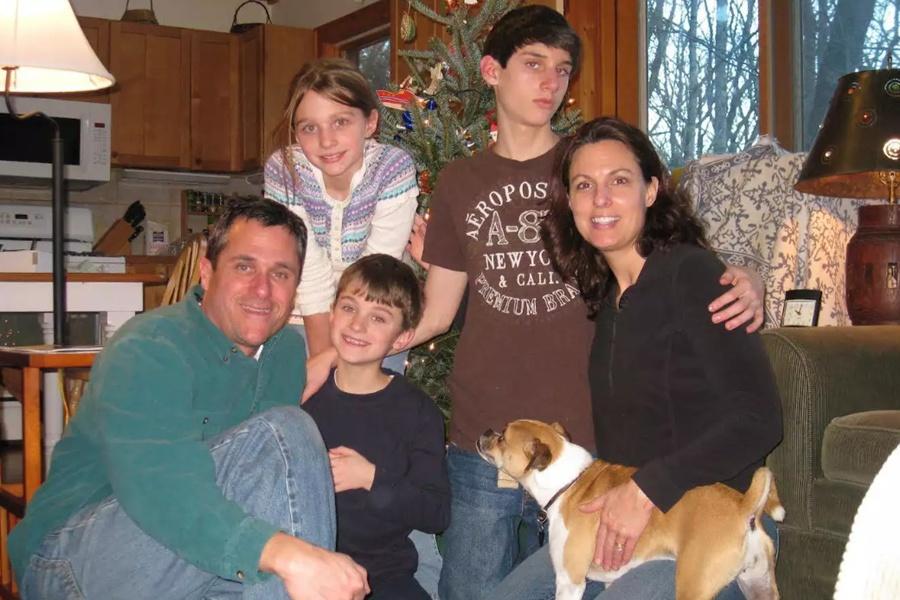 Anna一家合照。(網上圖片)