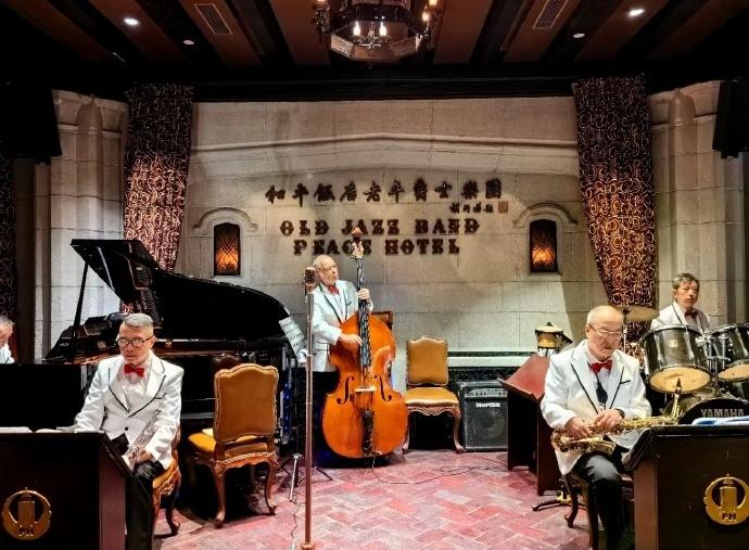 爵士樂之旅:一杯雞尾酒和爵士樂欣賞。(微博)