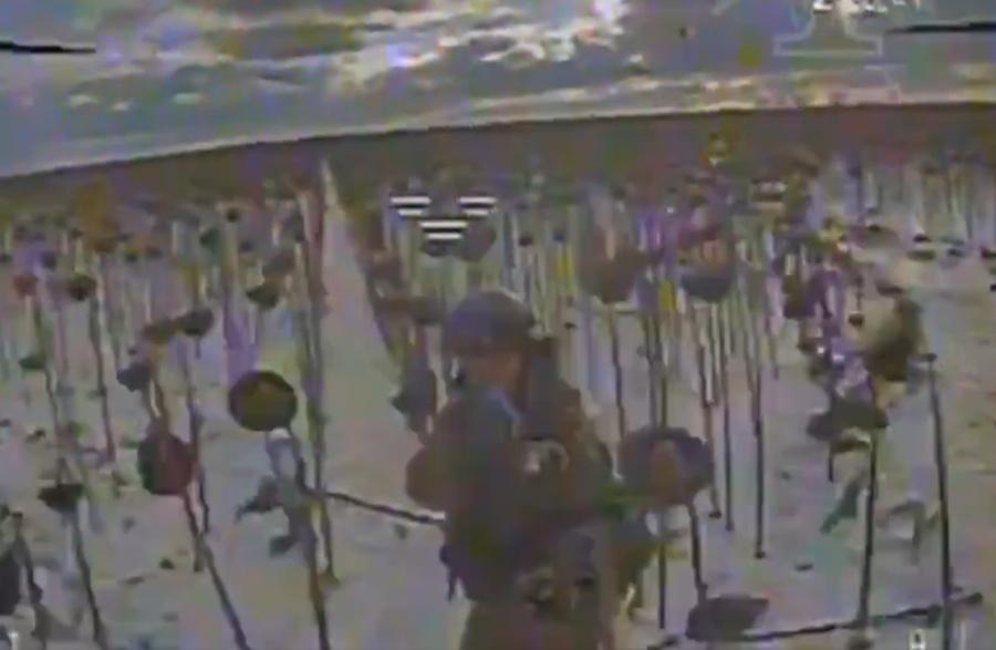 無人機低空盤旋並向其中一名士兵飛去時,該名北韓士兵慌忙連環開槍試圖擊落無人機。(X)