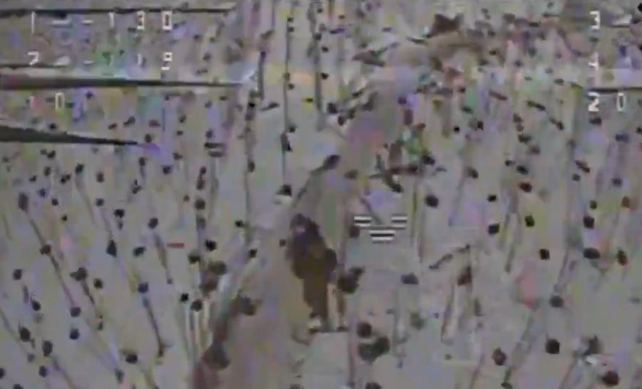 然而前方另一名士兵卻被「自己人」射出的子彈擊中。(X)