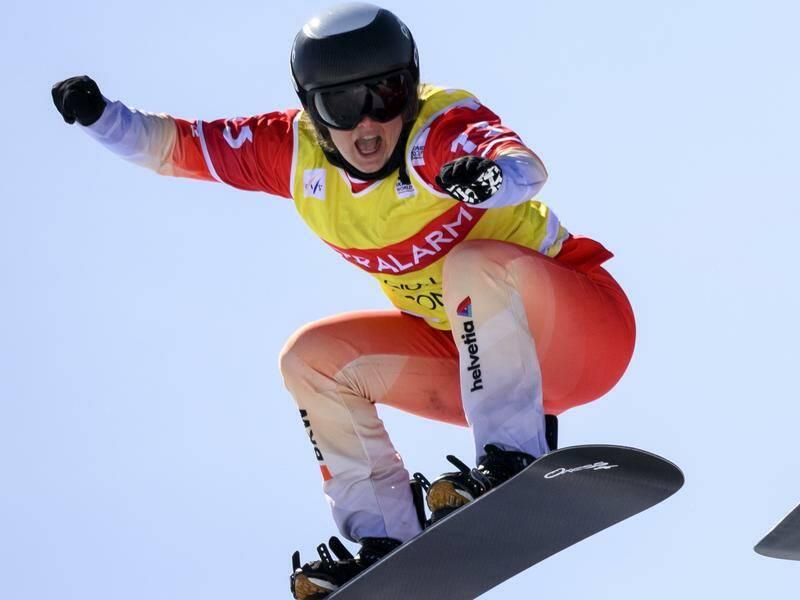 Sophie是瑞士單板滑雪國家隊成員。(X)