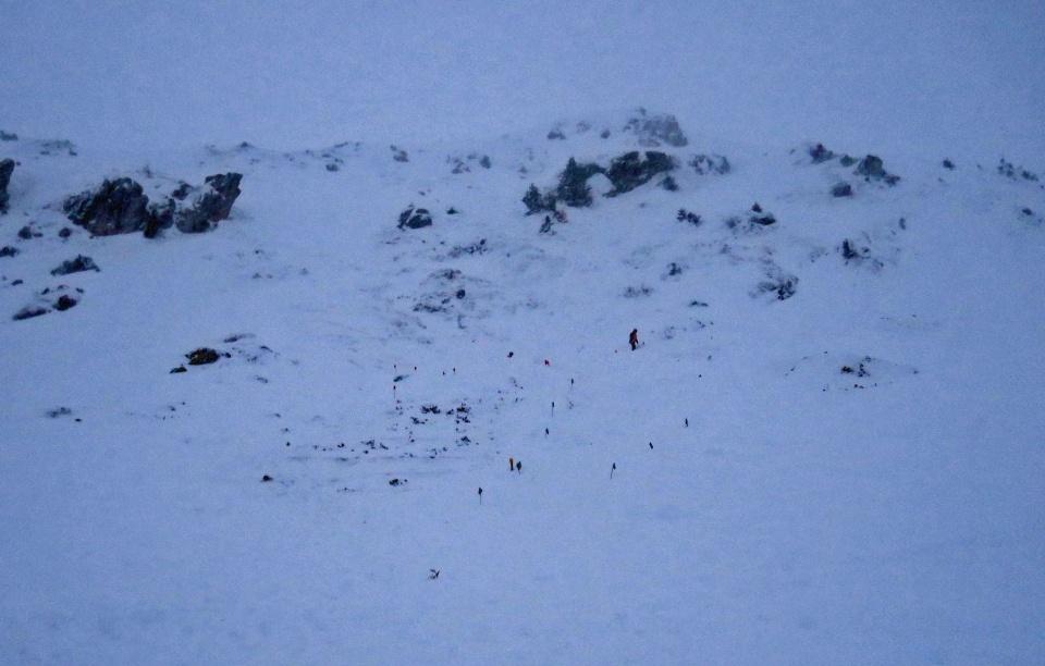 有報道指,Sophie與同伴走了一條小路,就在離開期間遇上雪崩。(X)