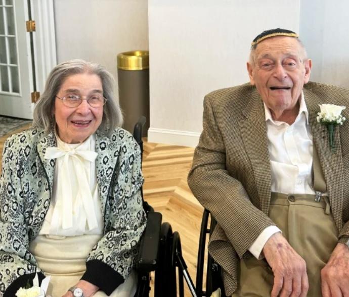 兩人在費城一間養老院相遇,隨後在一次化妝舞會上再次相遇。(X)