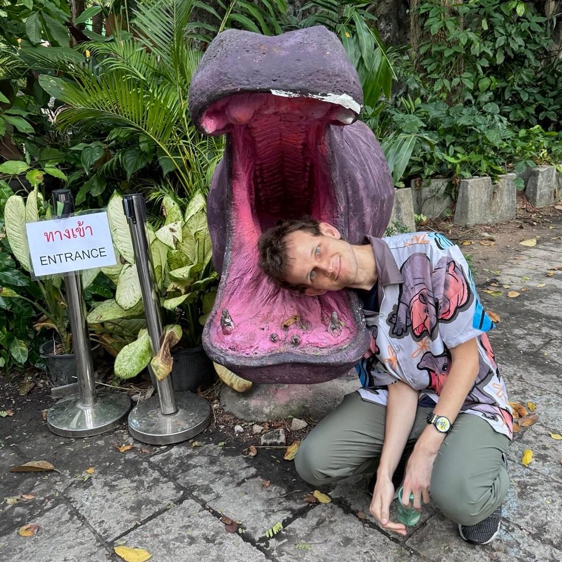 Buterin上月19日,穿上印有彈跳豬圖案的恤衫前往動物園探望這隻侏儒河馬。(X)