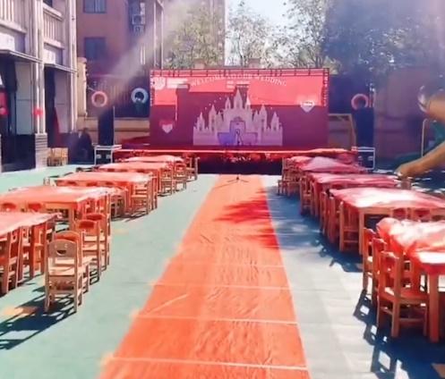 幼稚園搭建了一個舞台。(微博)