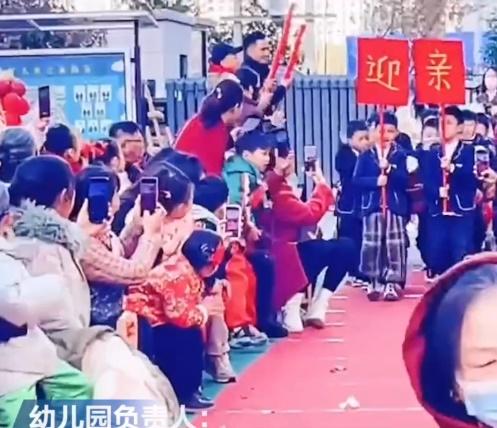 活動包括給禮金、迎親、吃喜酒都在活動流程範圍之內。(微博)