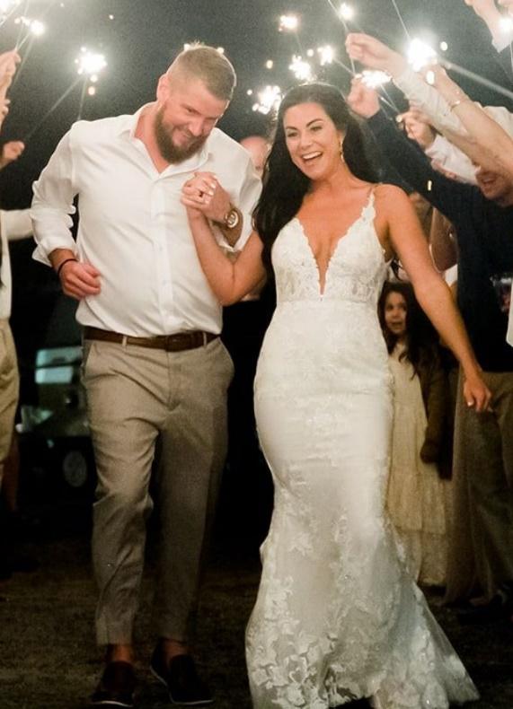 Aric記得妻子與他的最後一次談話:「在高爾夫球車上,她告訴我她不想讓這個夜晚結束,我吻了她的額頭,然後我記得的下一件事就是在醫院醒來」(X)