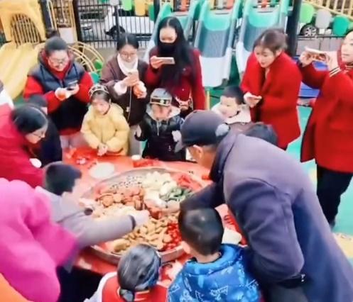 園長也強調,這次活動還包括「飲喜酒」,整個活動園方反而虧損約1萬元。(微博)