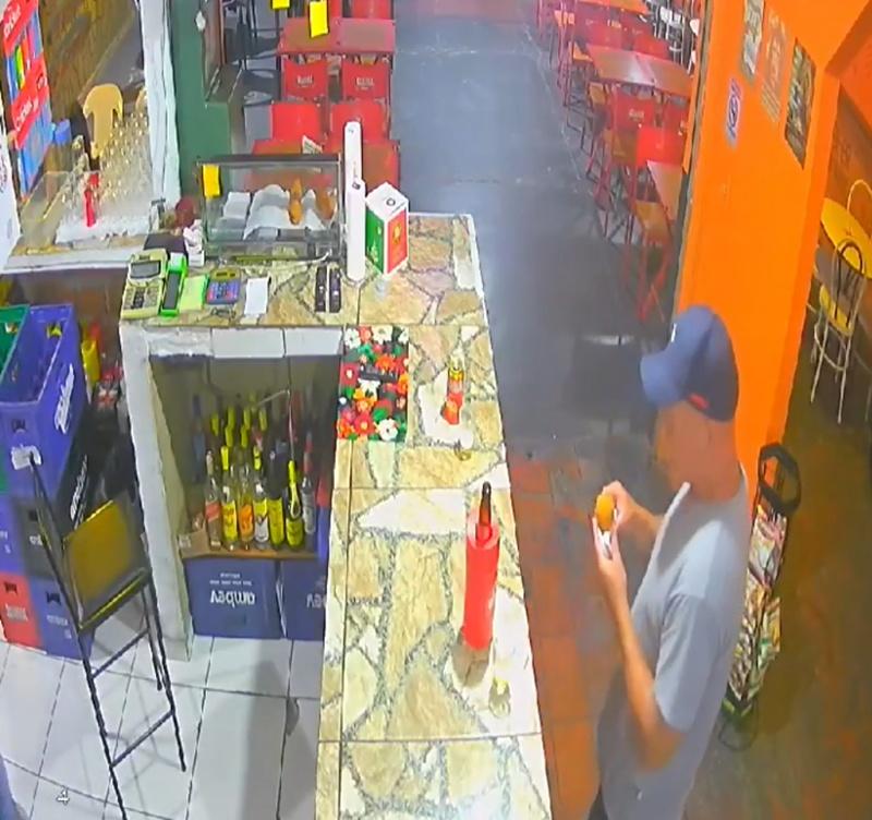 他望著食物似乎急不及待,觸摸了一下後準備去吃。(X)