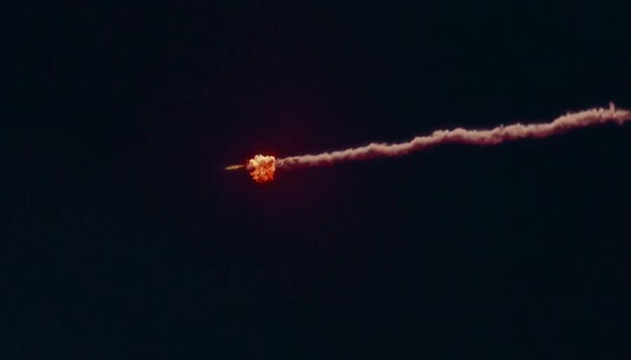 聖誕老人坐雪橇飛越莫斯科克里姆林宮上空時,被俄羅斯導彈擊中,炸成煙花。(X)