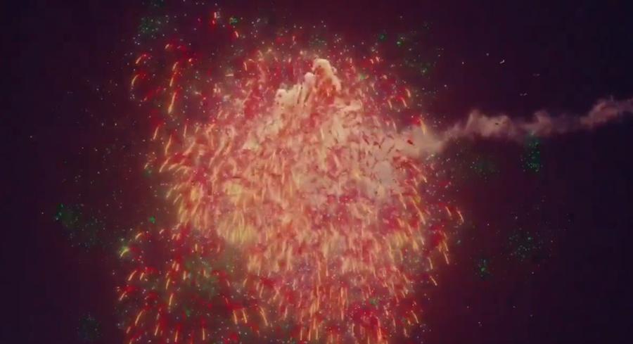 聖誕老人坐雪橇飛越莫斯科克里姆林宮上空時,被俄羅斯導彈擊中,炸成煙花。(X)