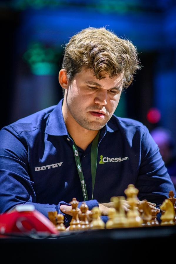 Magnus Carlsen事後表示:「我對他們說明天我會換,但他們說必須今天就換,這對我而言是個原則問題。」(X)