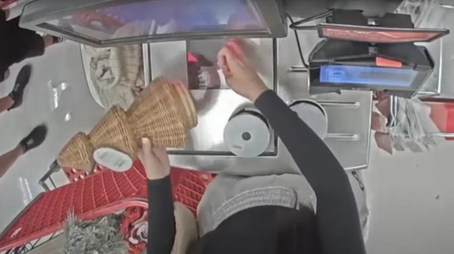 女網紅只掃瞄了部分價錢較低的商品條碼,成功偷竊16件高價商品。(YouTube)