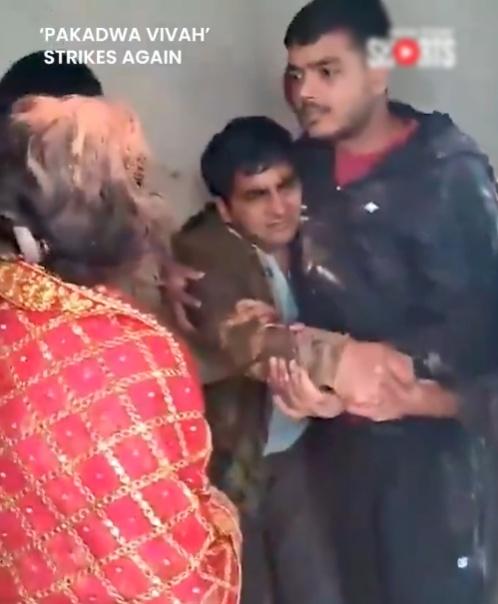 Kumar被多人控制下與Gunjan進行結婚儀式。(X)