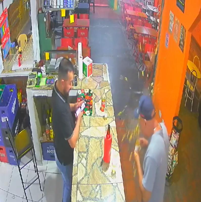 詎料當他張口咬下的瞬間、雞塊突然爆炸,噴出內餡,部分更直接噴到男子的臉上。(X)