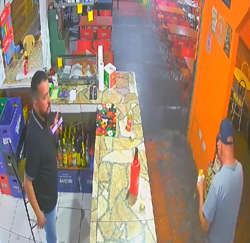 男子立即挪開雞塊,並用手抹去面上的餡料。(X)