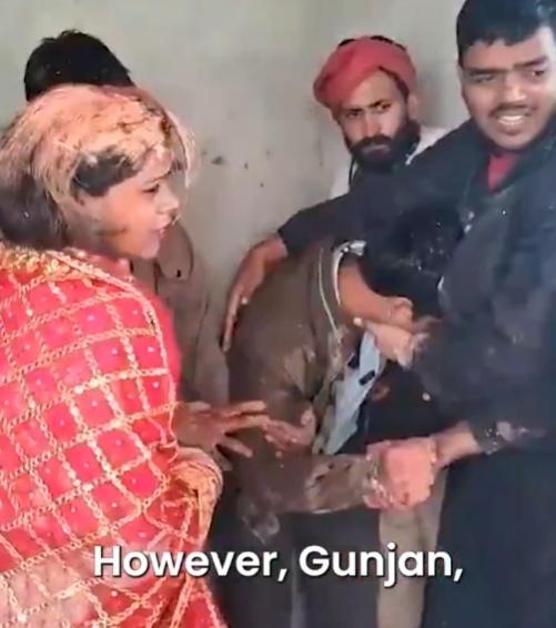 Kumar不願抬頭亦拒絕望向Gunjan。(X)