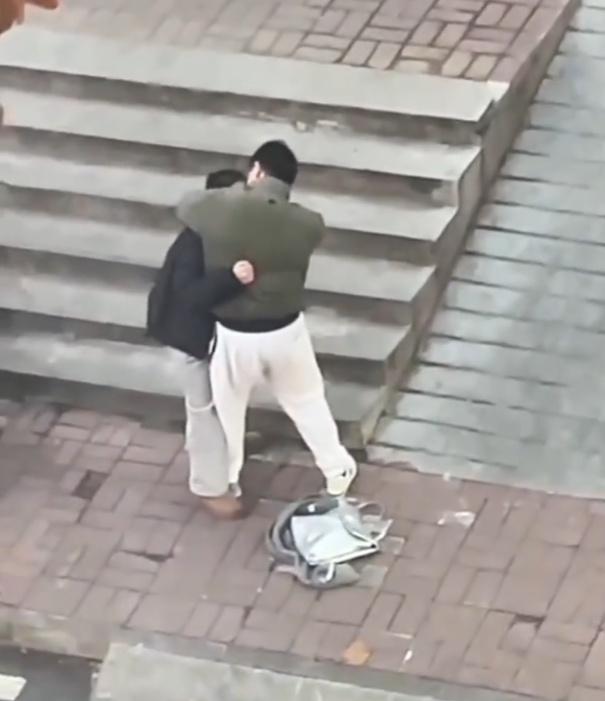 影片顯示一對情侶發生爭執已一段時間,期間女生罵男生「出軌了」。(微博)