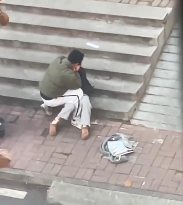 因體力懸殊,最終女生被男生強行抱住和親吻還倒在地上。(微博)