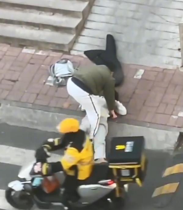 因體力懸殊,最終女生被男生強行抱住和親吻還倒在地上。(微博)