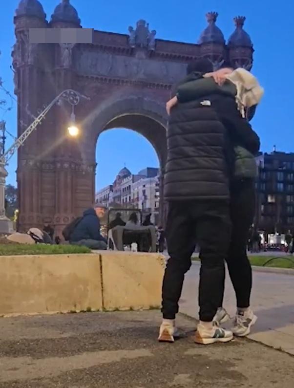 女友激動地戴上戒指後,2人甜蜜相擁慶祝。(X)