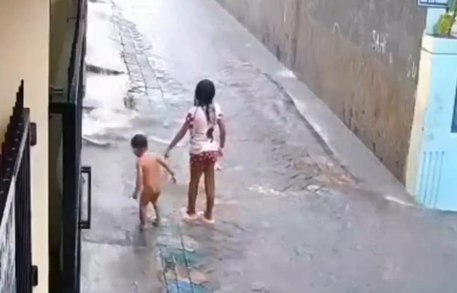 女童身後的3歲男童,隨著女童所指方向走去。(X)