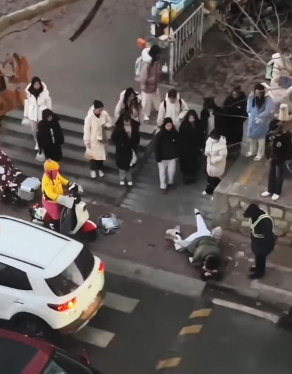 保安看到兩人趴在地上姿勢曖昧,一時間不知所措。(微博)