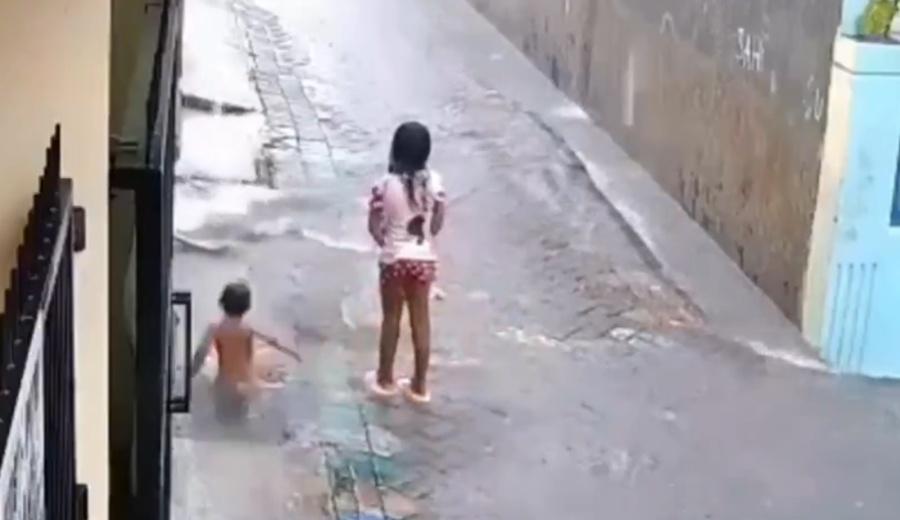 最初踏了一步發現沒問題,繼續再走便即墮入水中。(X)