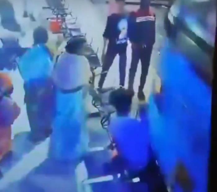 他坐在長椅上專注玩手機,完全沒注意到前方一輛巴士正暴衝過來。(X)