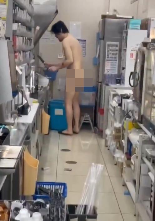 裸男還進入櫃檯內用刀破壞櫃枱。(X)