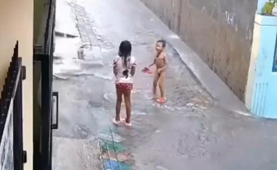 女童當刻未有察覺,直至另一名男童衝過來驚慌尖叫,她才意識有意外。(X)