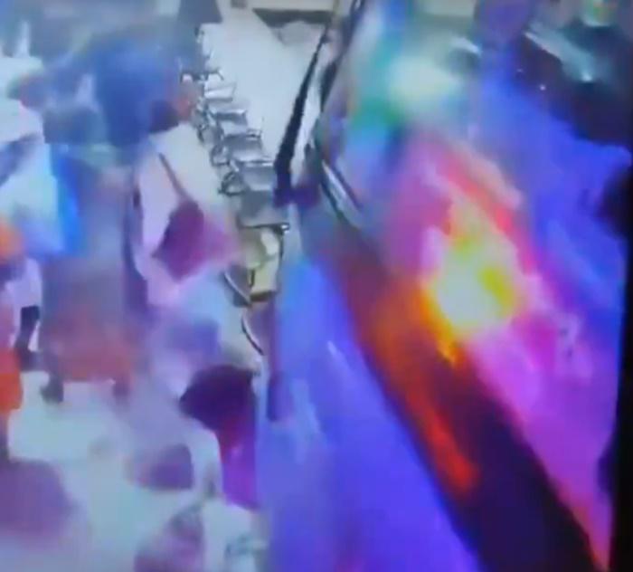 結果巴士剷上行人通道前衝,整個車頭都壓在男子身上。(X)