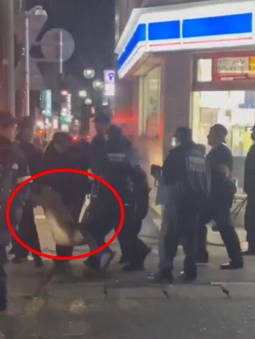 警方接獲後到場,迅速制服該名裸男,並將他抬離便利商店。(X)