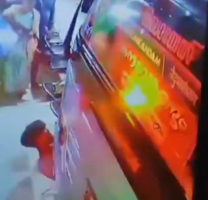 男子則被夾在長椅和車頭之間動彈不得。(X)