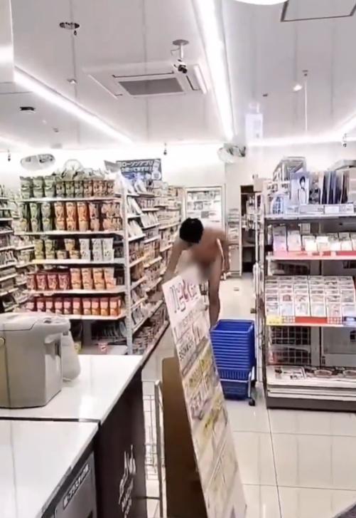 裸男進店後先是安靜地在貨架之間閒逛,接著開始揮砍商品。(X)