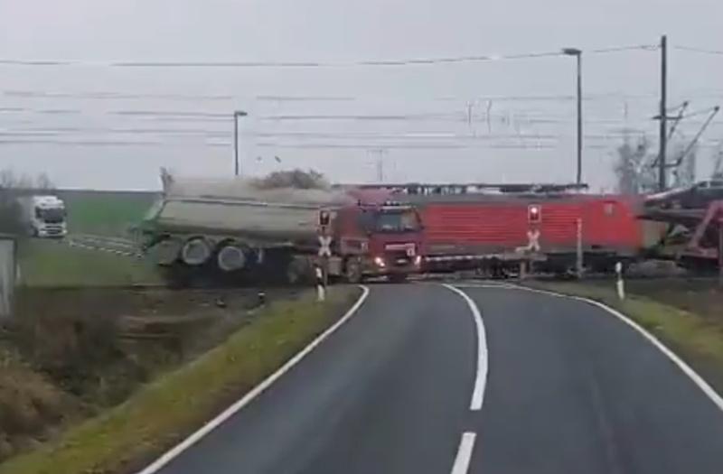載有多輛全新奧迪汽車的貨運列車,以高速直撞貨車。(X)