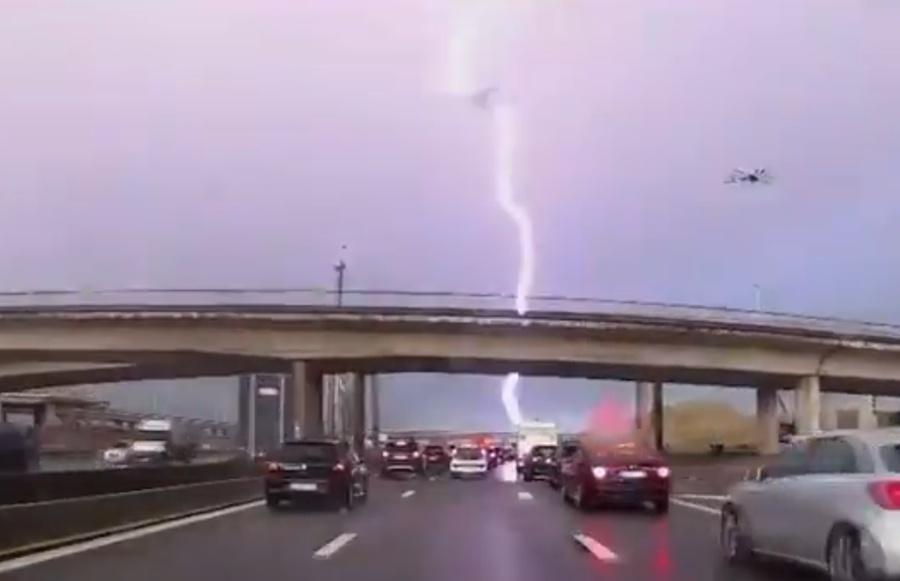 貨機被雷擊的一瞬間剛好被路面上汽車的行車記錄器拍下。(X)