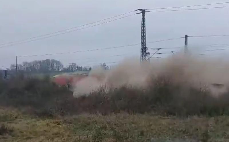 被撞毀的貨車碎片四散,殘骸被拖行至100多米,直到列車停下。(X)