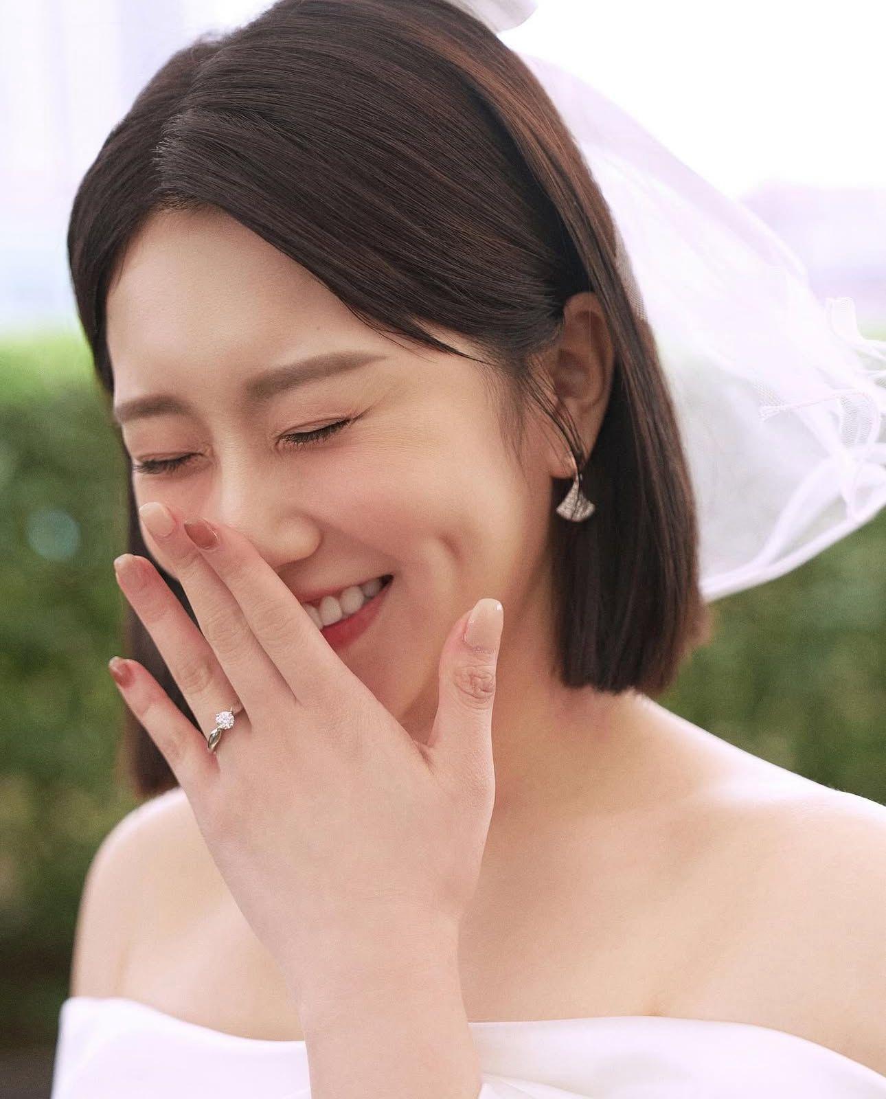 焦凡凡幸福曬婚戒。