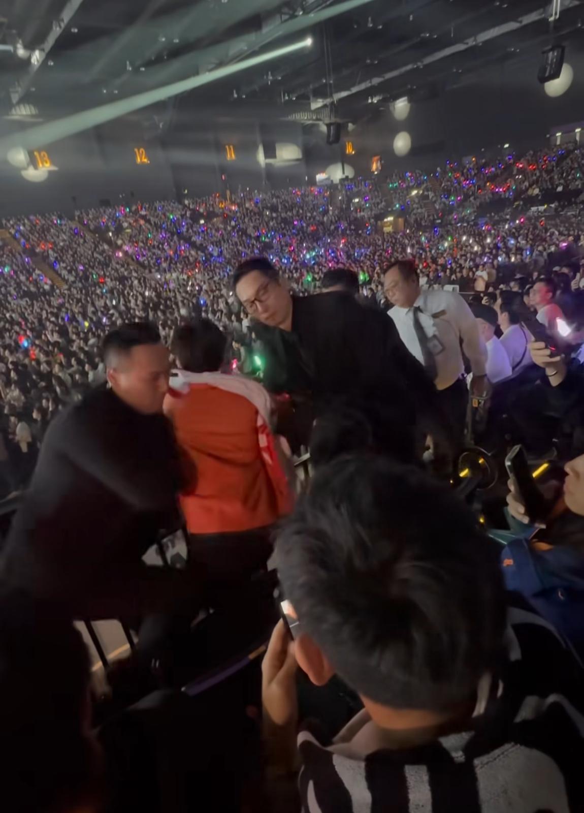 男歌迷在觀眾席站立打call,被保安要求離場。