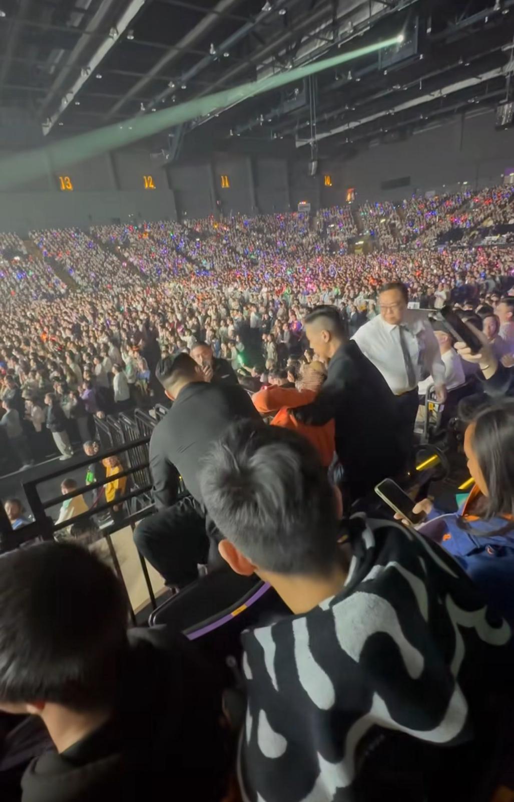 男歌迷遭多名保安合力抬走。