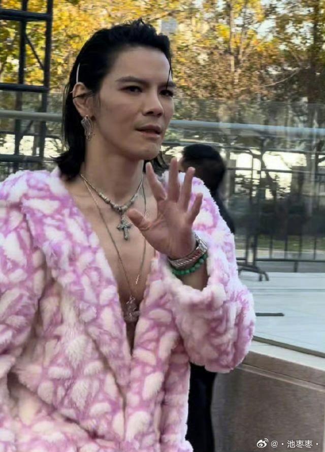 出席微博視界大會,首次穿女裝的向佐。