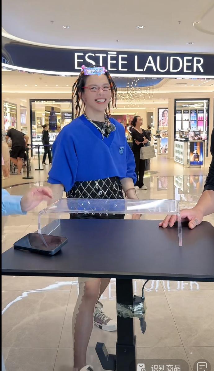 向朵花昨日出席活動,有不少fans支持。