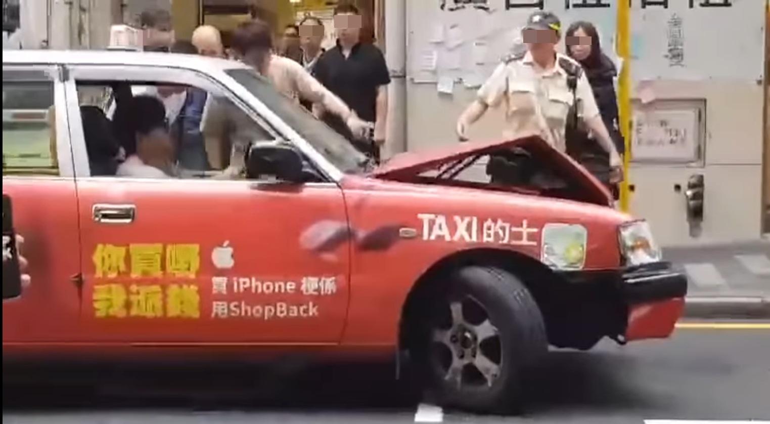肇事的士在車禍後停在路邊,車頭部分已摺起。(網片截圖)