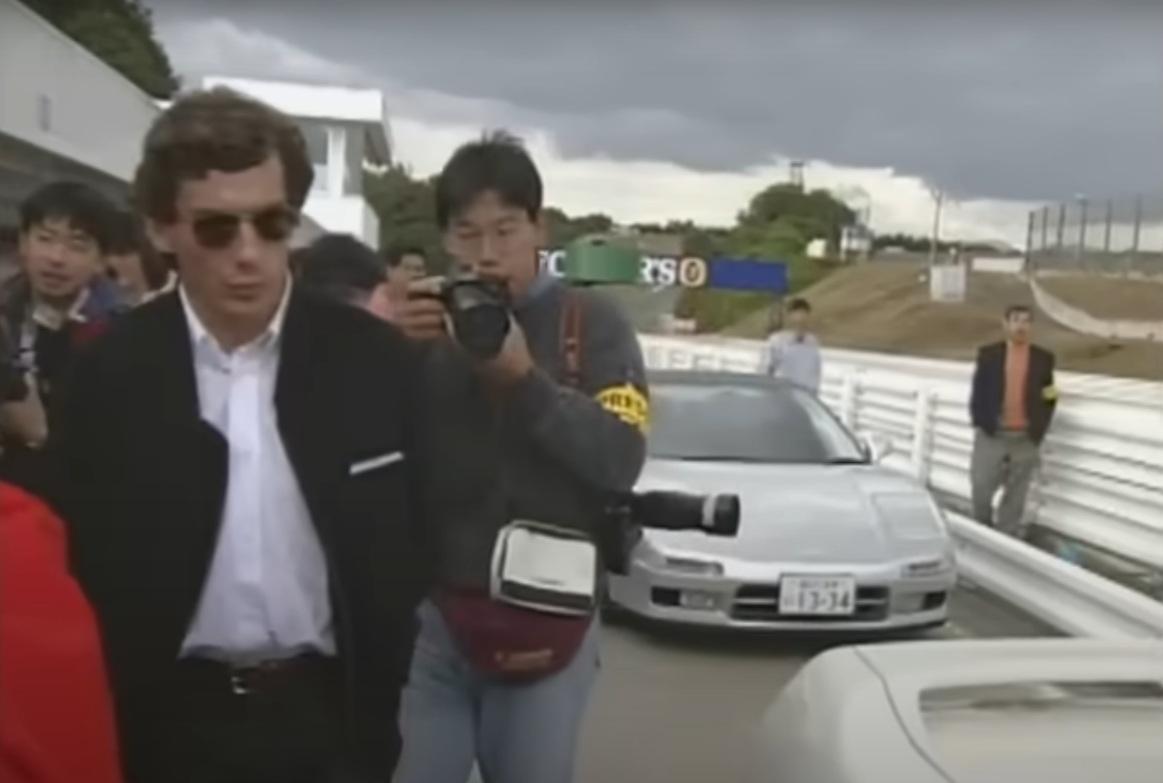 本田推出了多款經典車型,其中最著名的莫過於車手洗拿曾駕駛的NSX。圖為洗拿當年在鈴鹿賽車場試車。(Youtube影片截圖)