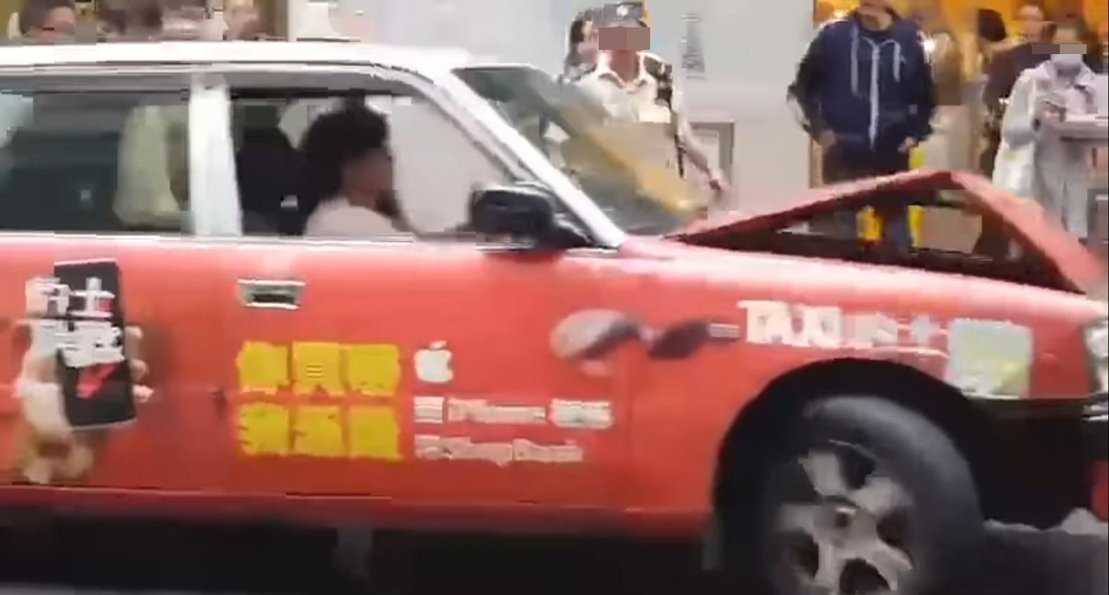 肇事的士突然倒退,擅自駛走。(網片截圖)