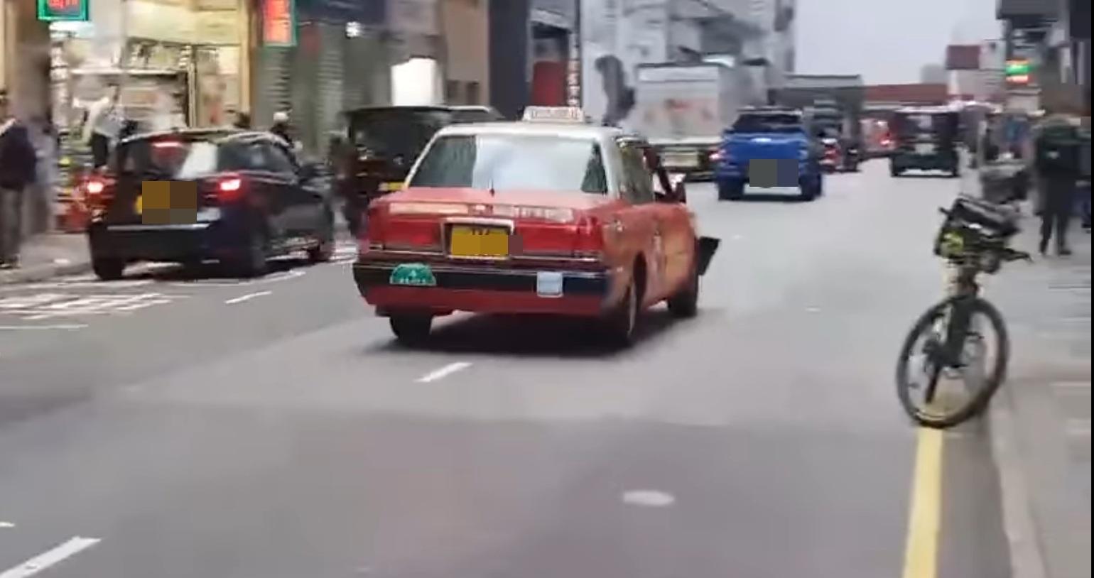 肇事的士突然倒退,擅自駛走。(網片截圖)